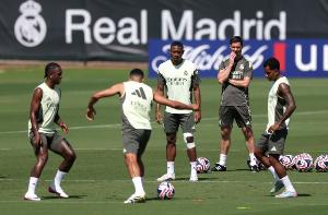 马卡报：美国气温太高，皇马球员训练时抹防晒霜&冰水毛巾降温