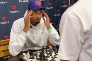 文班亚马挑战和100名球迷下国际象棋 最后轻松获胜