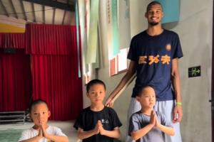 少林小子童子功震惊文班亚马！网友：不知师弟在NBA怎么样了