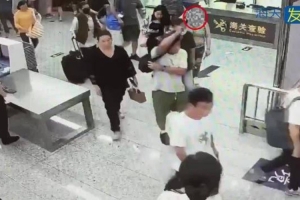 卡带绑腿海关查获一女子小腿保鲜膜捆绑105张Switch游戏卡