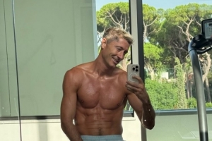 身材真棒！莱万社媒晒健身房自拍照片：锻炼完成