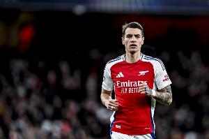 记者：基维奥尔周二去波尔图的行程取消，双方仍在谈细节