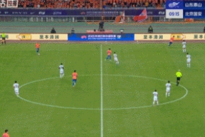 超了半个身位！克雷桑助攻泽卡破门，越位在先进球无效