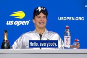 笑容停不下来！成功卫冕后萨巴伦卡拿着香槟和水出席发布会