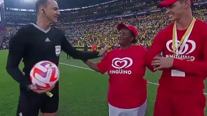 感动！凯塞多妈妈为厄瓜多尔比赛送球，球员跑向妈妈深情拥抱