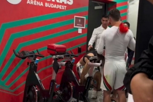 偶像！索博赛后找C罗交换球衣，C罗承诺回到主场再给球衣