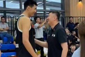 冰释前嫌！徐昕和杜锋指导相谈甚欢 相互握手致意