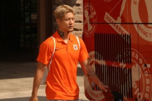 泰山队今天下午启程前往上海，准备与上海申花队的中超联赛