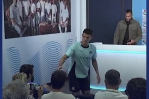 有礼貌在新闻发布会之前，帕瓦尔与现场所有记者握手