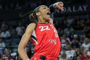 炸裂！阿贾-威尔逊赛季22次砍至少20分15板 超查尔斯独占历史第一