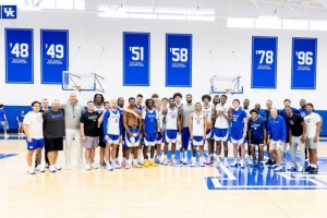 入选肯塔基体育名人堂！唐斯回母校和学弟们练球&准备参加活动