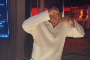 这律动感！威少在扑克之夜品着红酒 听着音乐秀一发舞技！