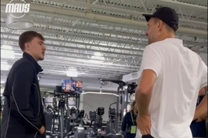 联动！独行侠状元弗拉格亮相名人网球赛 并且与诺维茨基亲密互动