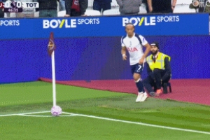 热刺终于破僵！萨尔头球破门，西蒙斯首秀助攻