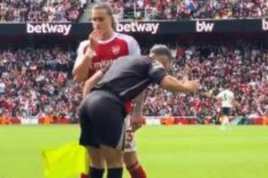 活久见卡拉菲奥里场边接受边裁“辅导”，学习如何扔界外球