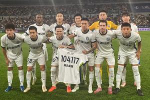 缅怀离世球迷，武汉三镇球员手持印有号码“104117”的球衣入场