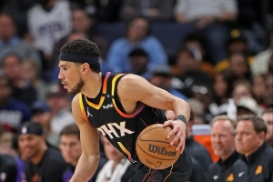 拉塞尔：布克选秀时几乎不会运球 而现在他已经是一名职业球员