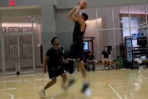 留点悬念！训练师晒布克训练集锦 上脚最新签名鞋但被打上马赛克