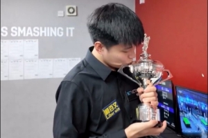 这太小了吧WST官方晒出赵心童领取复刻版世锦赛冠军奖杯视频