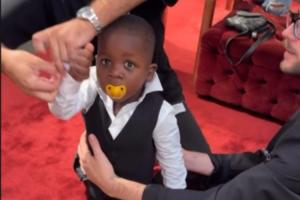 携弟参加颁奖典礼？亚马尔社媒晒弟弟：宝贝，你穿的可是高级货！