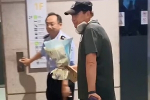 球迷在机场接机申花队，为主教练斯卢茨基献上鲜花