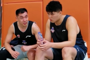 高诗岩指导于明鑫：篮下要主动要位要球 随便个中锋上来就要你位