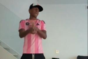 这是...亚马尔社媒晒视频跳尬舞，身穿梅西的迈阿密国际球衣