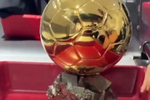 金球奖官方晒女子金球奖过安检视频，随后邦马蒂举起奖杯展示