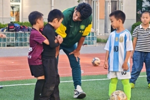 国安球员走进北京小学翡翠城分校，开展足球公益课活动