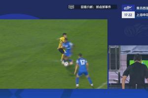 马纳法禁区内被放倒，申花获得点球！吴曦主罚命中，申花1-1扳平
