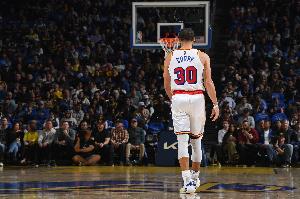 助教：库里不可能成为健身房里最壮的人且不损手感 这需要平衡