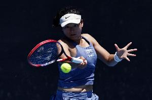 王雅繁2-0击败拉希莫娃，取得广州网球公开赛开门红