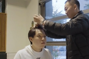 杨瀚森找了家30美刀的理发馆？刘维伟：我带剪子来的 我给你剪