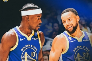 鬓微霜又何妨？勇士官方晒赢球海报：库里、巴特勒登上封面