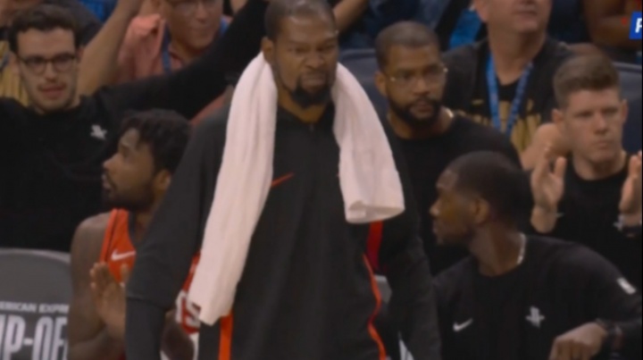 震惊全队！申京命中神奇打板 替补席全队起立&杜兰特撇嘴做鬼脸