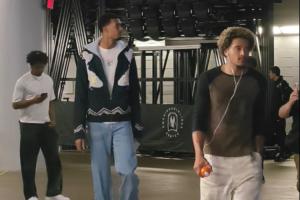 小吧在达拉斯带来现场报道近距离看2米24的文班是什么体验？