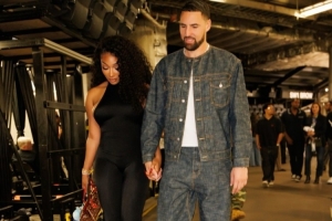 克莱女友马冬梅更新社媒晒二人合照：热恋女孩