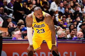 记者：人们普遍认为詹姆斯不会退役 明年会降薪与别队签短约争冠