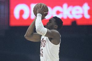 还得你当家！米切尔15中10&三分10中6轰全场最高35分 另有5助3断