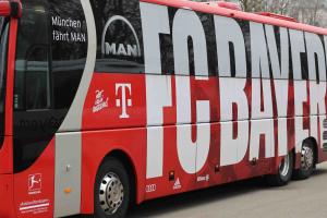 记者：拜仁大巴遭遇堵车，对阵门兴的比赛可能推迟15分钟开球