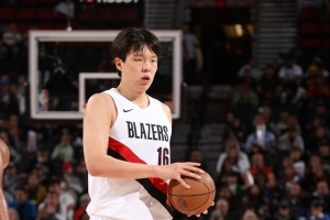 刘维伟：杨瀚森这时候应该主动一点 张卫平：没办法只能自己抢