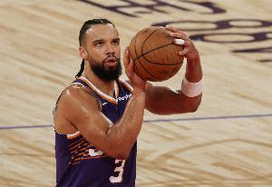 主要进攻点！狄龙上半场10投4中 命中3记三分砍下11分3篮板