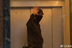 周润发看望许绍雄的照片曝光！身穿黑色衣服 向记者挥手