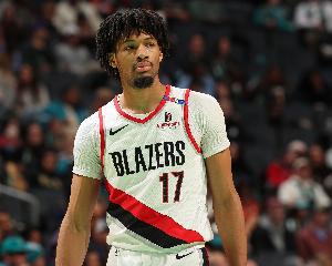 依旧瞎扔！夏普16中6&三分球6中0低效拿到16分7板2助4断 5失误