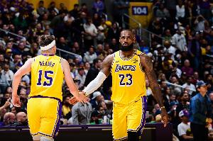 目前场均34.2+5.6+10！帕森斯：本季里夫斯的数据会比詹姆斯的好