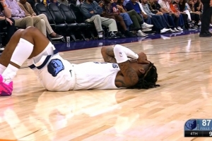 扒拉完就跑！海斯-戴维斯争球打到莫兰特眼睛