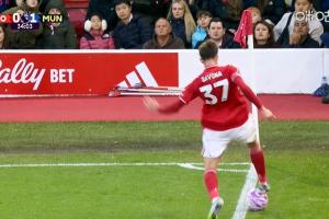 曼联进球的角球“莫须有”？慢镜头显示，森林后卫控球未出界