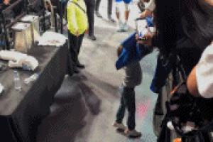 极度不爽！克莱手感不错却被按在板凳上 赛后扇飞水瓶发泄不满