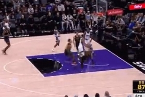 挑战成功！蒙克反击撞翻理查德被吹进攻犯规&国王挑战改阻挡