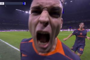 可算进一个了！劳塔罗破门，爆射皮球后对镜头怒吼庆祝